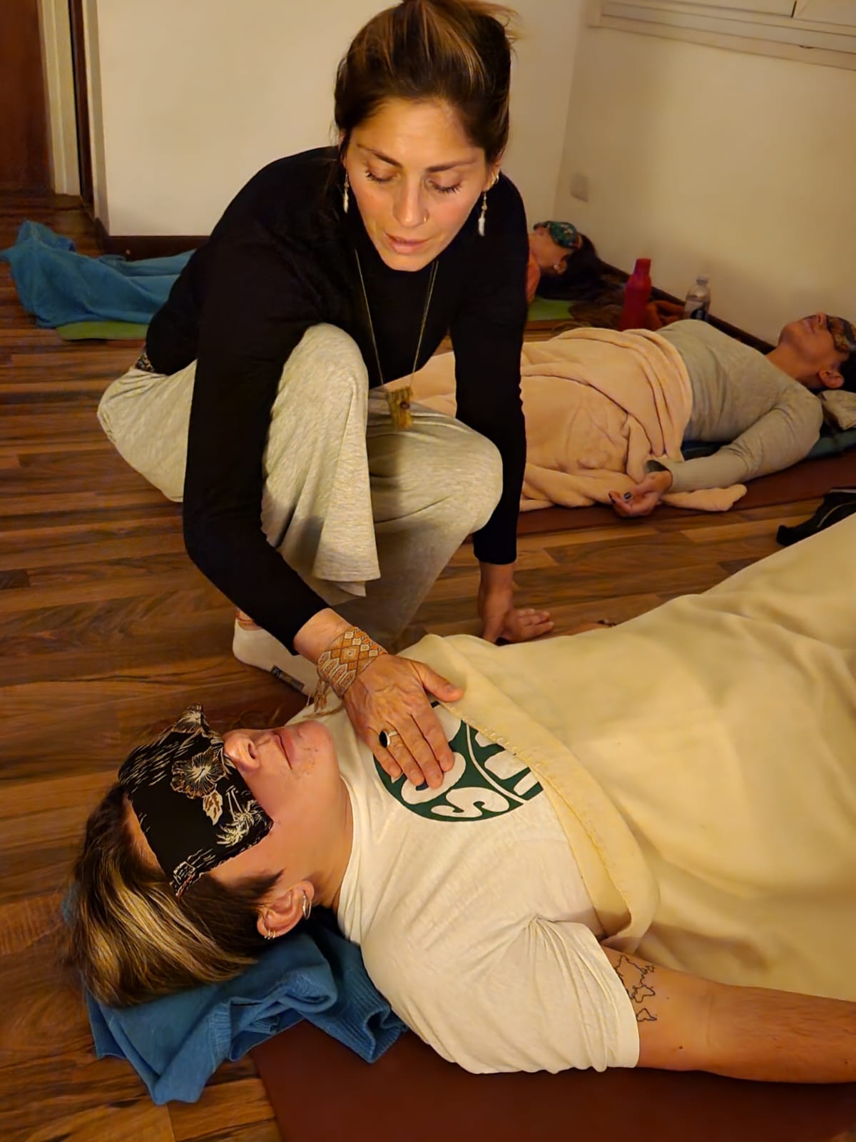 Acompañamiento somático: una mano sobre el pecho durante la respiración