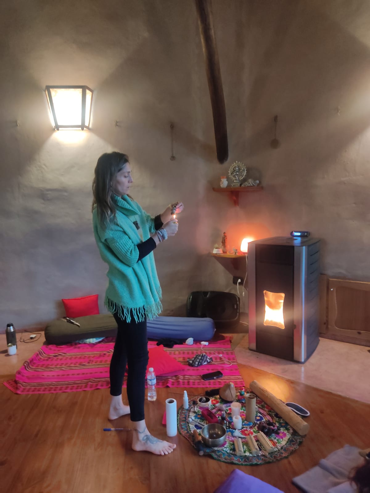 El espacio del Club: una sala cálida con velas y altar
