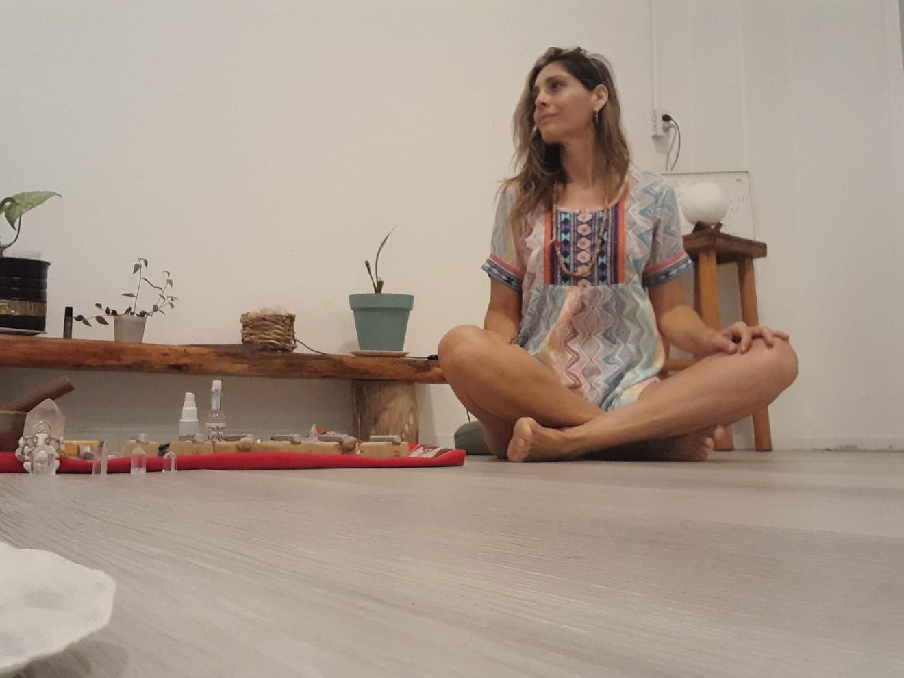 Jime en el espacio de práctica, junto al altar de la sesión